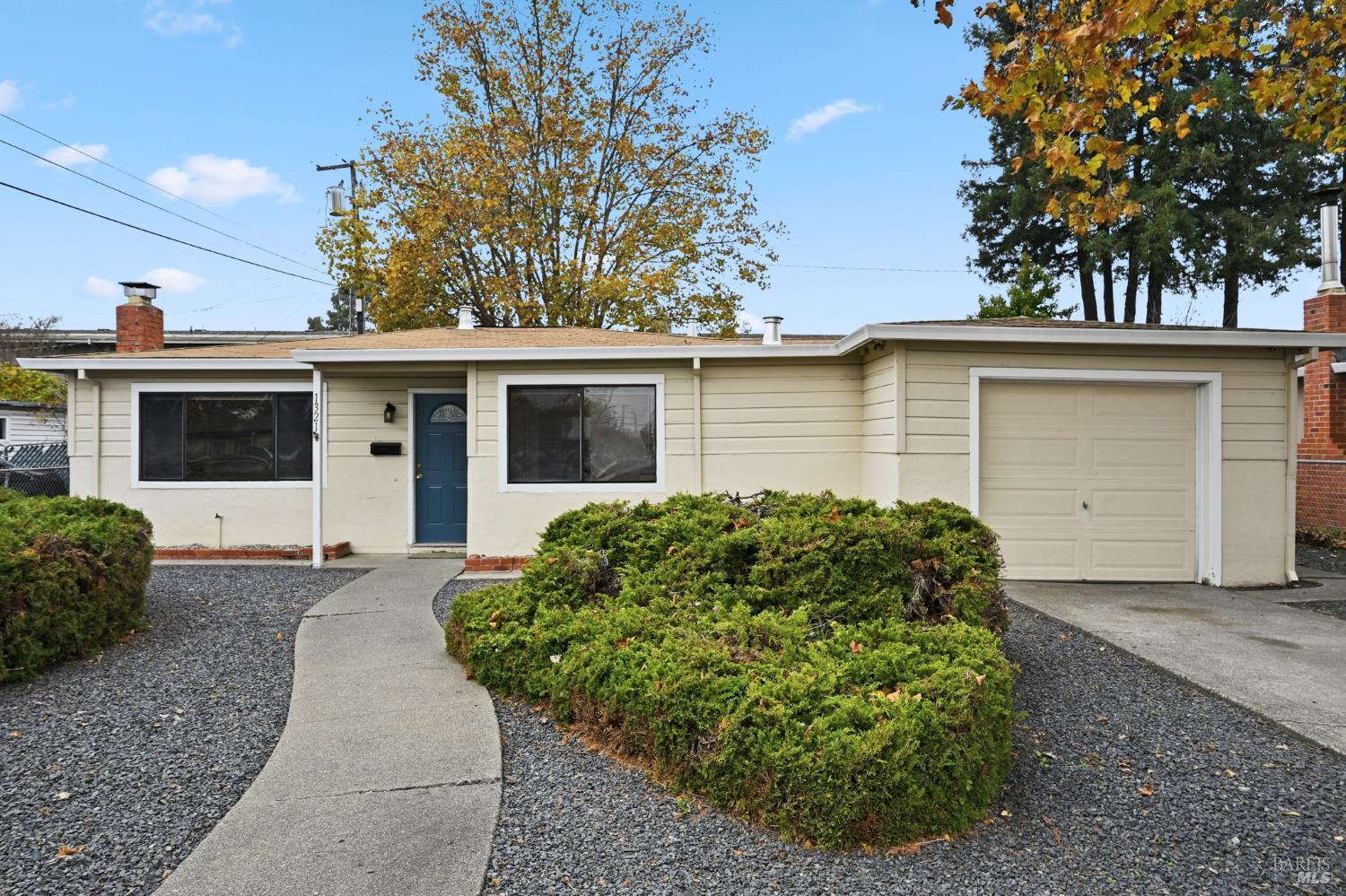 Detail Gallery Image 2 of 29 For 1321 Mcneil Ave, Petaluma,  CA 94954 - 3 Beds | 1 Baths