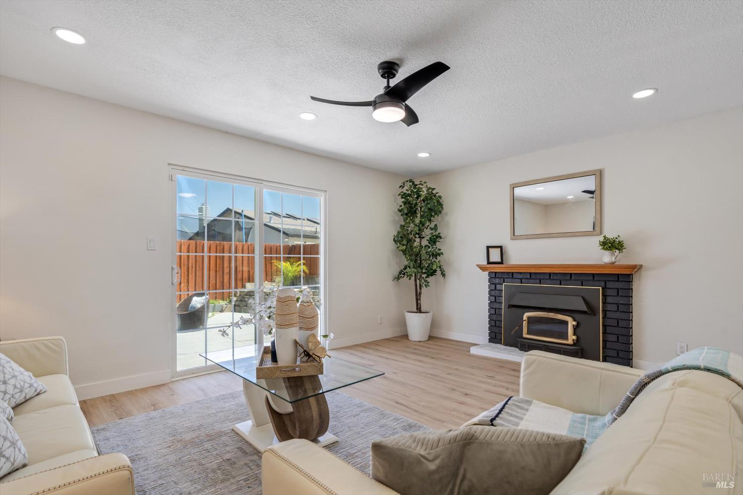 Detail Gallery Image 6 of 22 For 2117 Elliott Dr, American Canyon,  CA 94503 - 4 Beds | 2 Baths