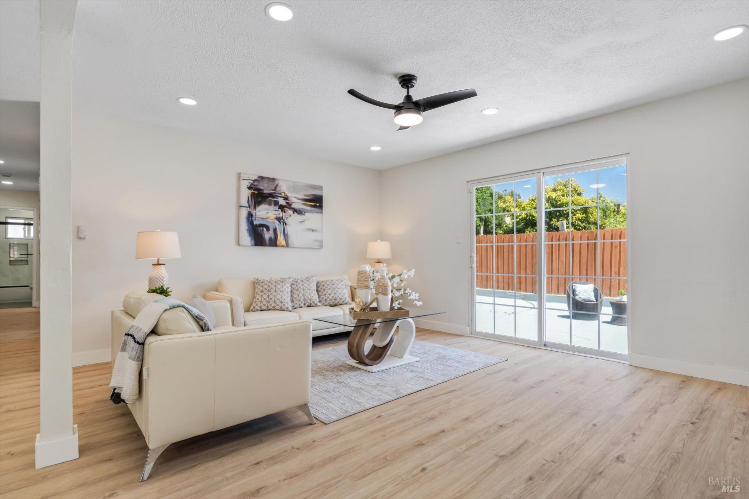 Detail Gallery Image 4 of 22 For 2117 Elliott Dr, American Canyon,  CA 94503 - 4 Beds | 2 Baths