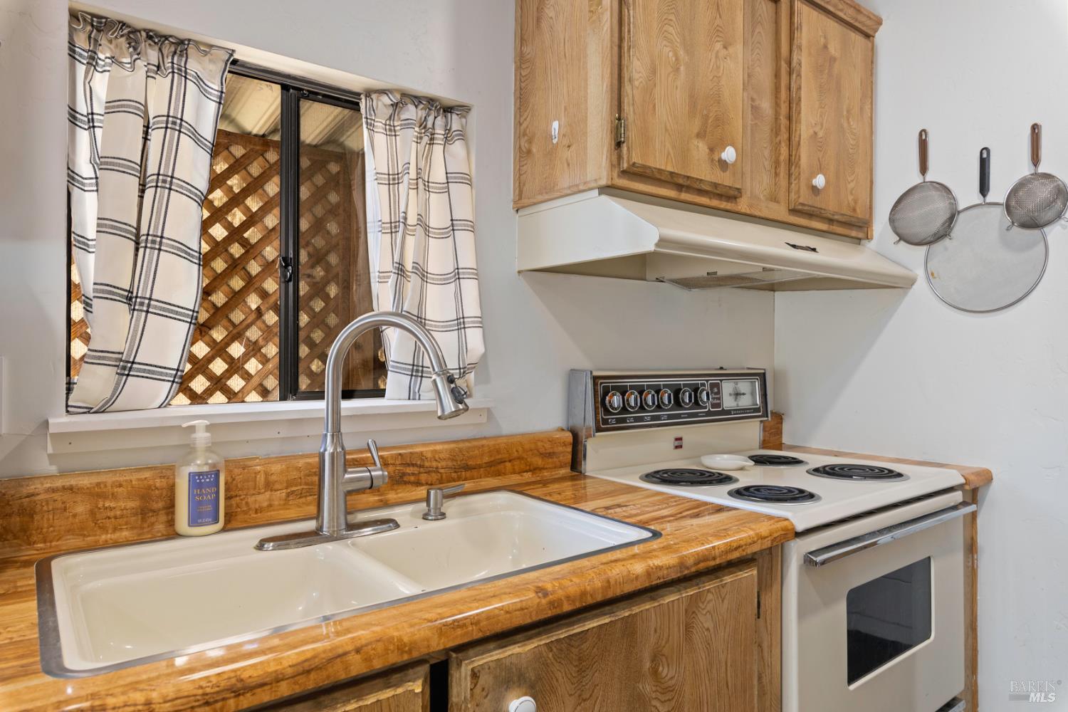 Detail Gallery Image 11 of 48 For 2305 Alta Vista Way, Lucerne,  CA 95458 - 2 Beds | 2 Baths