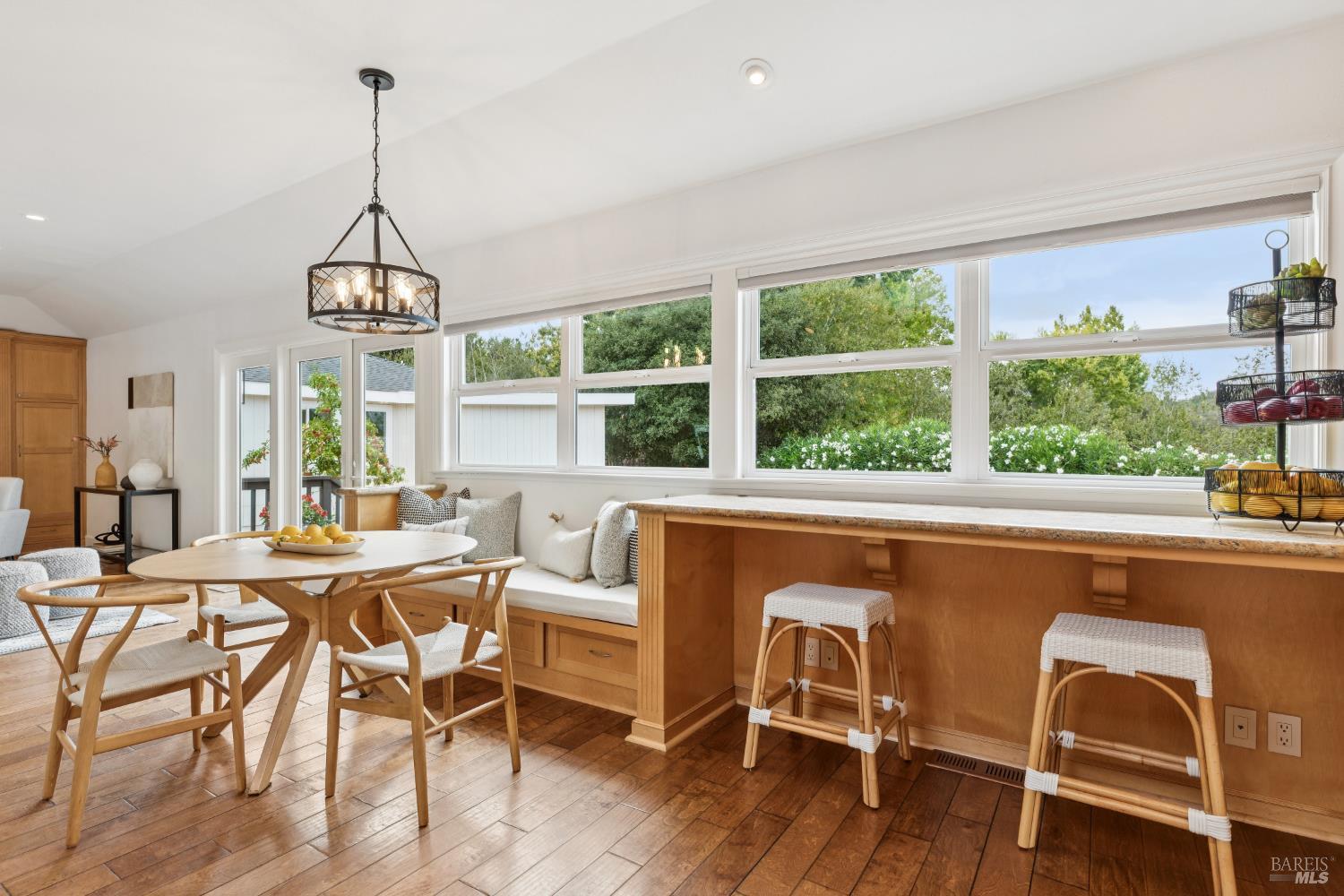 Detail Gallery Image 11 of 41 For 155 H Ln, Novato,  CA 94945 - 4 Beds | 4/1 Baths