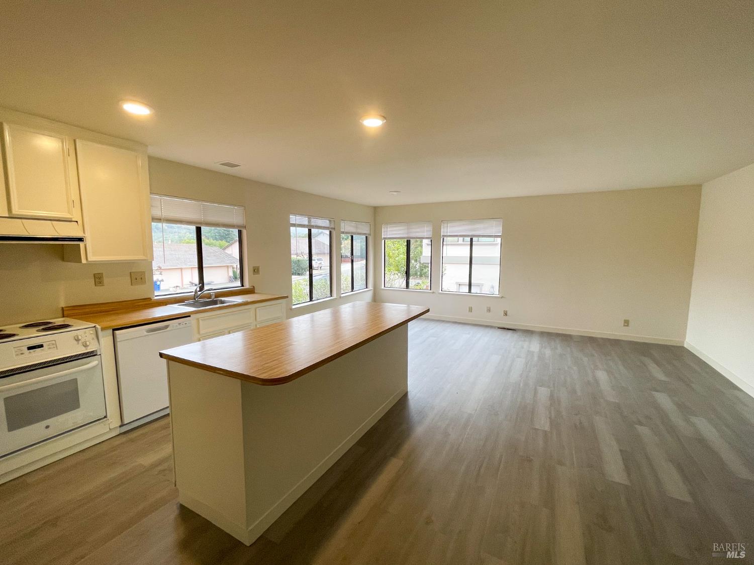 Detail Gallery Image 7 of 47 For 28 Shannon Ct, Novato,  CA 94949 - 4 Beds | 2 Baths