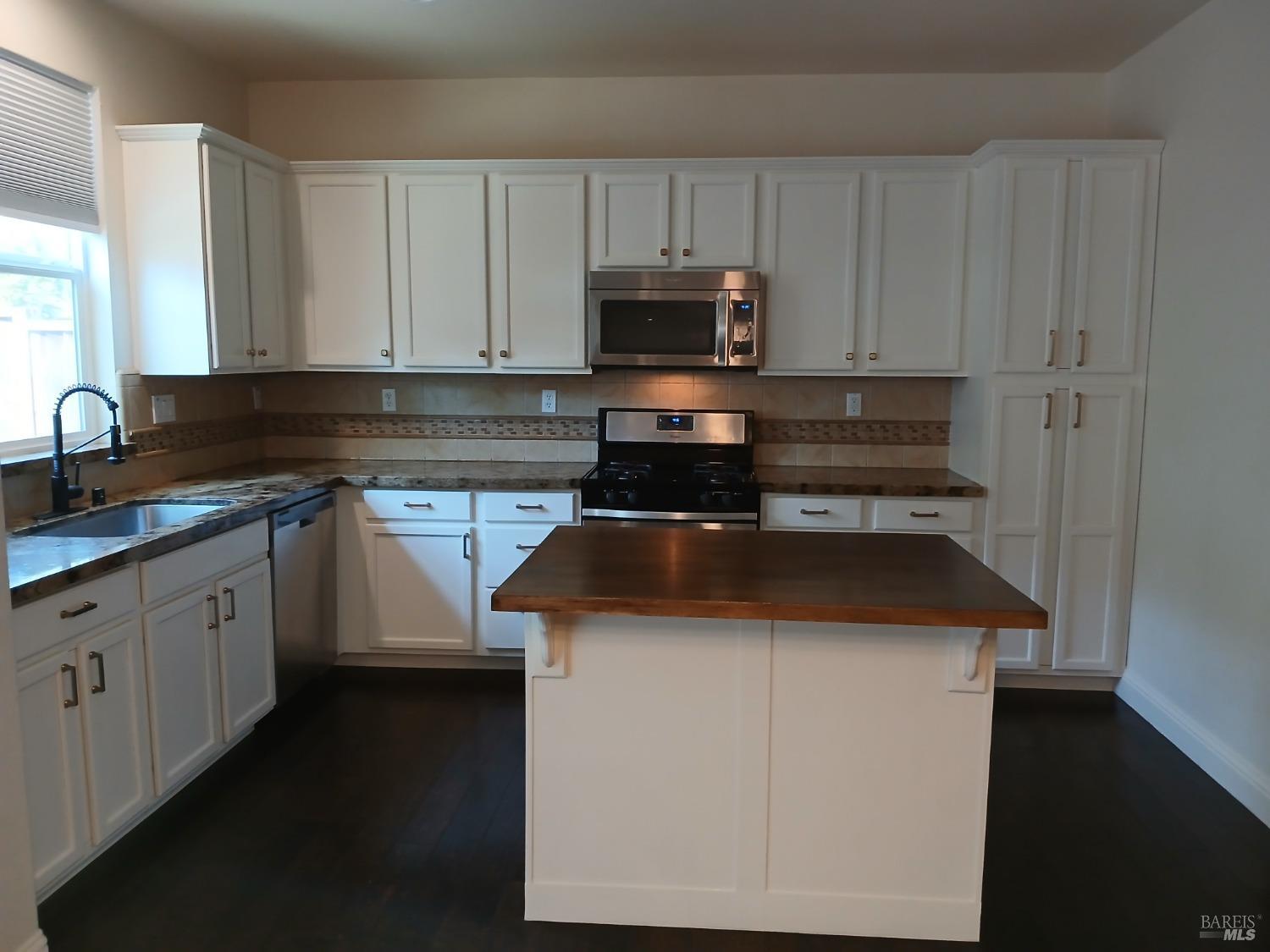 Detail Gallery Image 3 of 24 For 2022 Verbena Dr, Santa Rosa,  CA 95404 - 3 Beds | 2/1 Baths