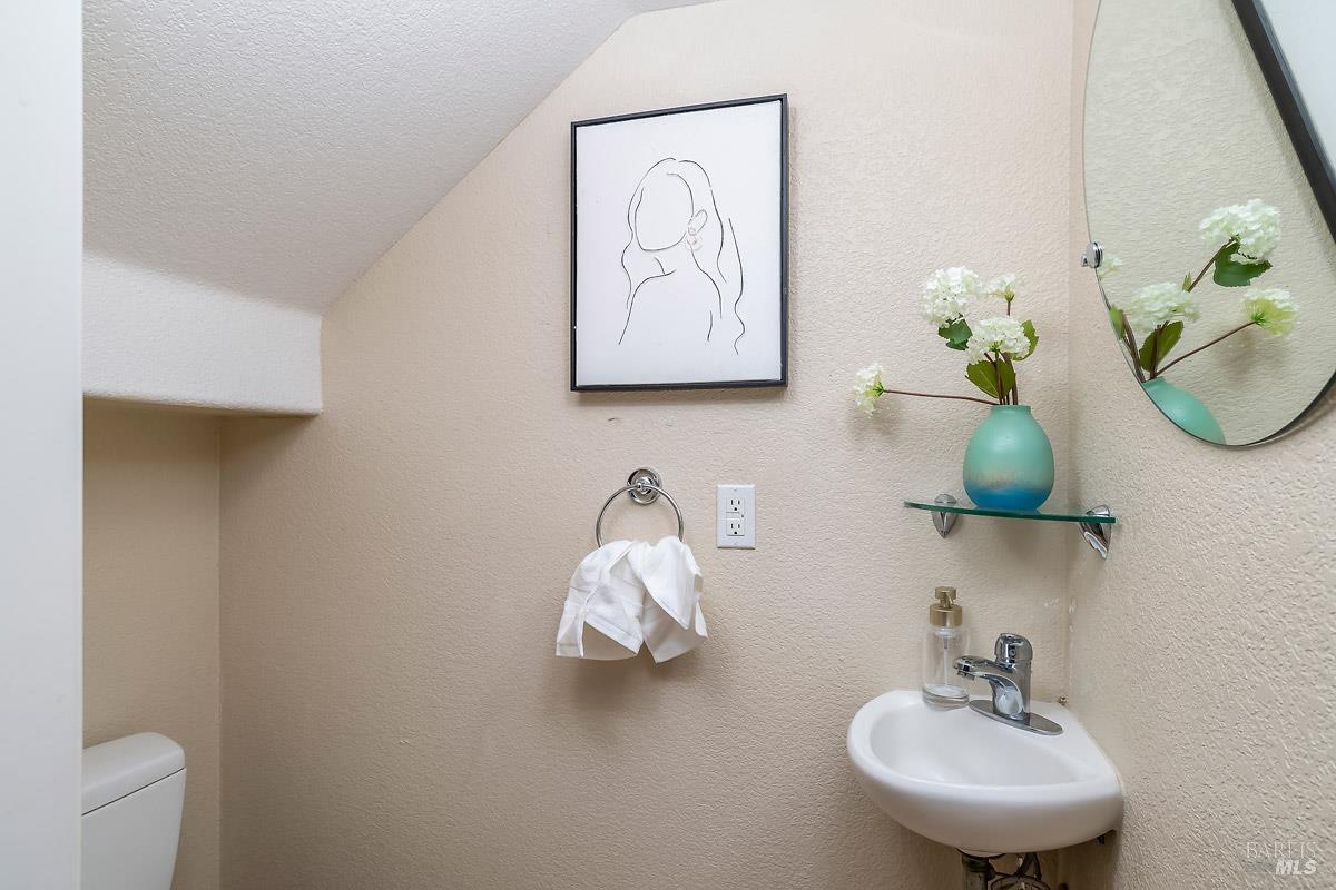 Detail Gallery Image 8 of 23 For 960 1st St, Sonoma,  CA 95476 - 3 Beds | 2/1 Baths