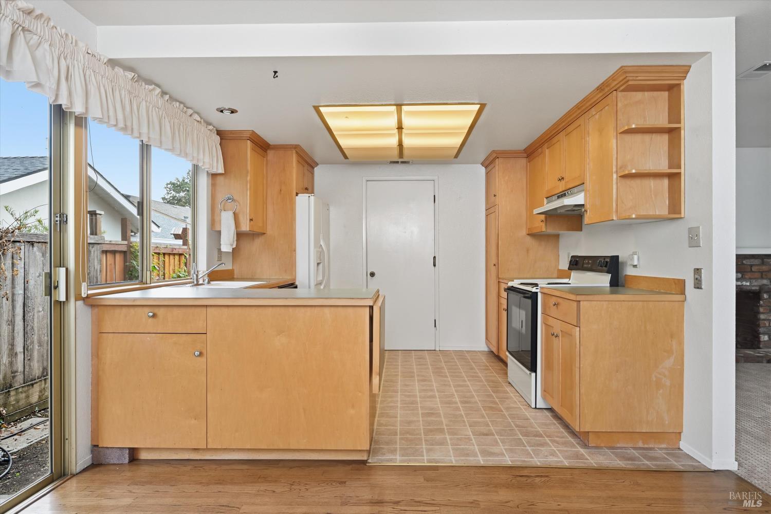 Detail Gallery Image 12 of 38 For 220 Cedar Cir, Healdsburg,  CA 95448 - 2 Beds | 2 Baths