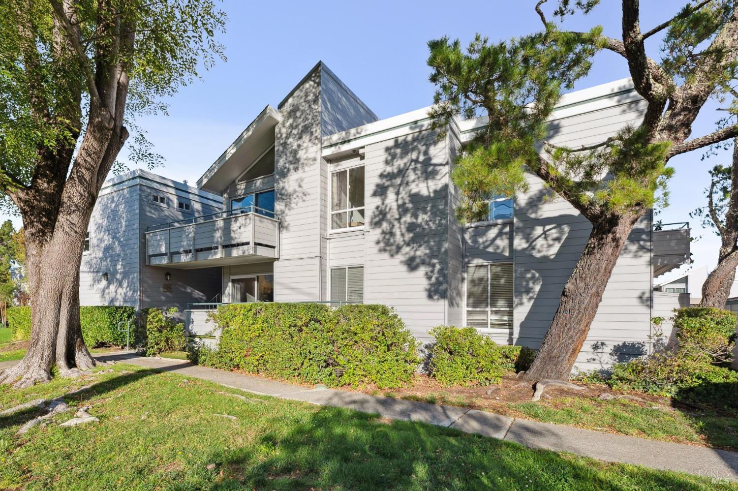 Detail Gallery Image 2 of 30 For 310 Larkspur Plaza Dr, Larkspur,  CA 94939 - 2 Beds | 1 Baths