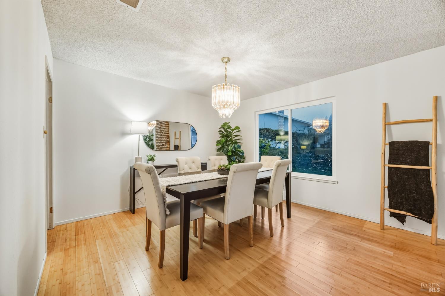 Detail Gallery Image 8 of 51 For 494 Mills Dr, Benicia,  CA 94510 - 4 Beds | 2/1 Baths