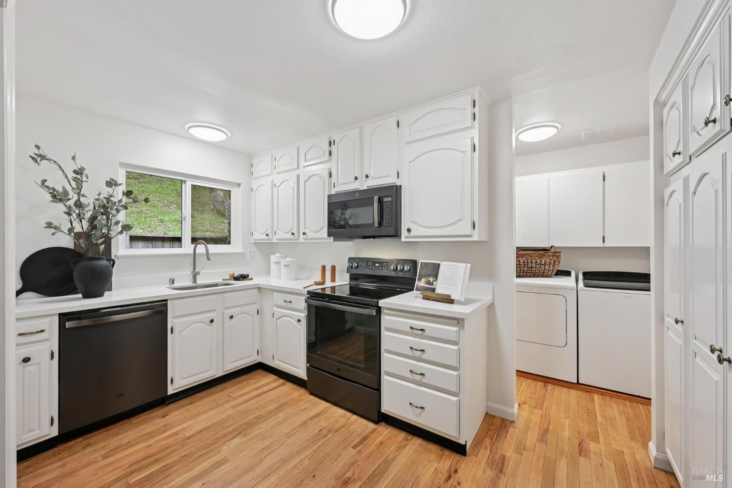 Detail Gallery Image 8 of 21 For 405 Sylvia Way, San Rafael,  CA 94903 - 3 Beds | 2/1 Baths