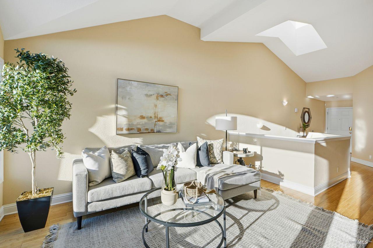 Detail Gallery Image 4 of 34 For 2125 Stonefield Ln, Santa Rosa,  CA 95403 - 2 Beds | 2/1 Baths