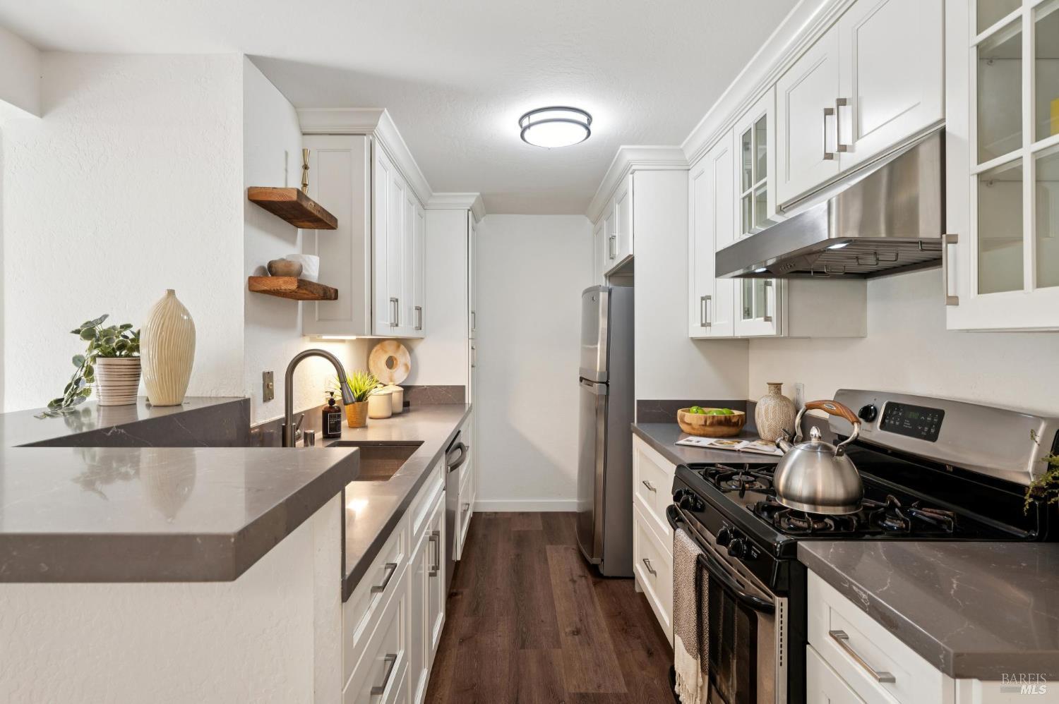 Detail Gallery Image 11 of 30 For 310 Larkspur Plaza Dr, Larkspur,  CA 94939 - 2 Beds | 1 Baths