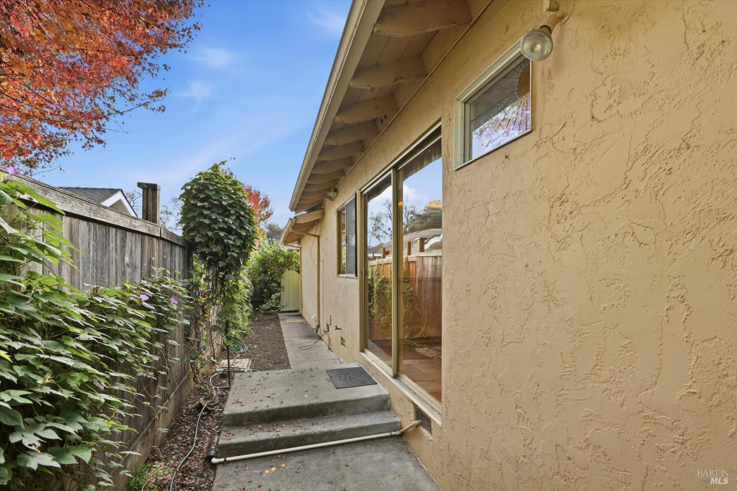 Detail Gallery Image 30 of 38 For 220 Cedar Cir, Healdsburg,  CA 95448 - 2 Beds | 2 Baths