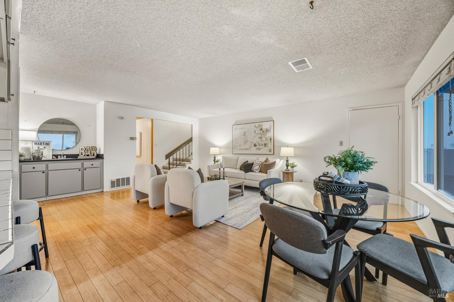 Detail Gallery Image 15 of 51 For 494 Mills Dr, Benicia,  CA 94510 - 4 Beds | 2/1 Baths