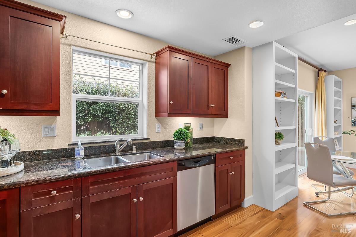 Detail Gallery Image 12 of 23 For 960 1st St, Sonoma,  CA 95476 - 3 Beds | 2/1 Baths