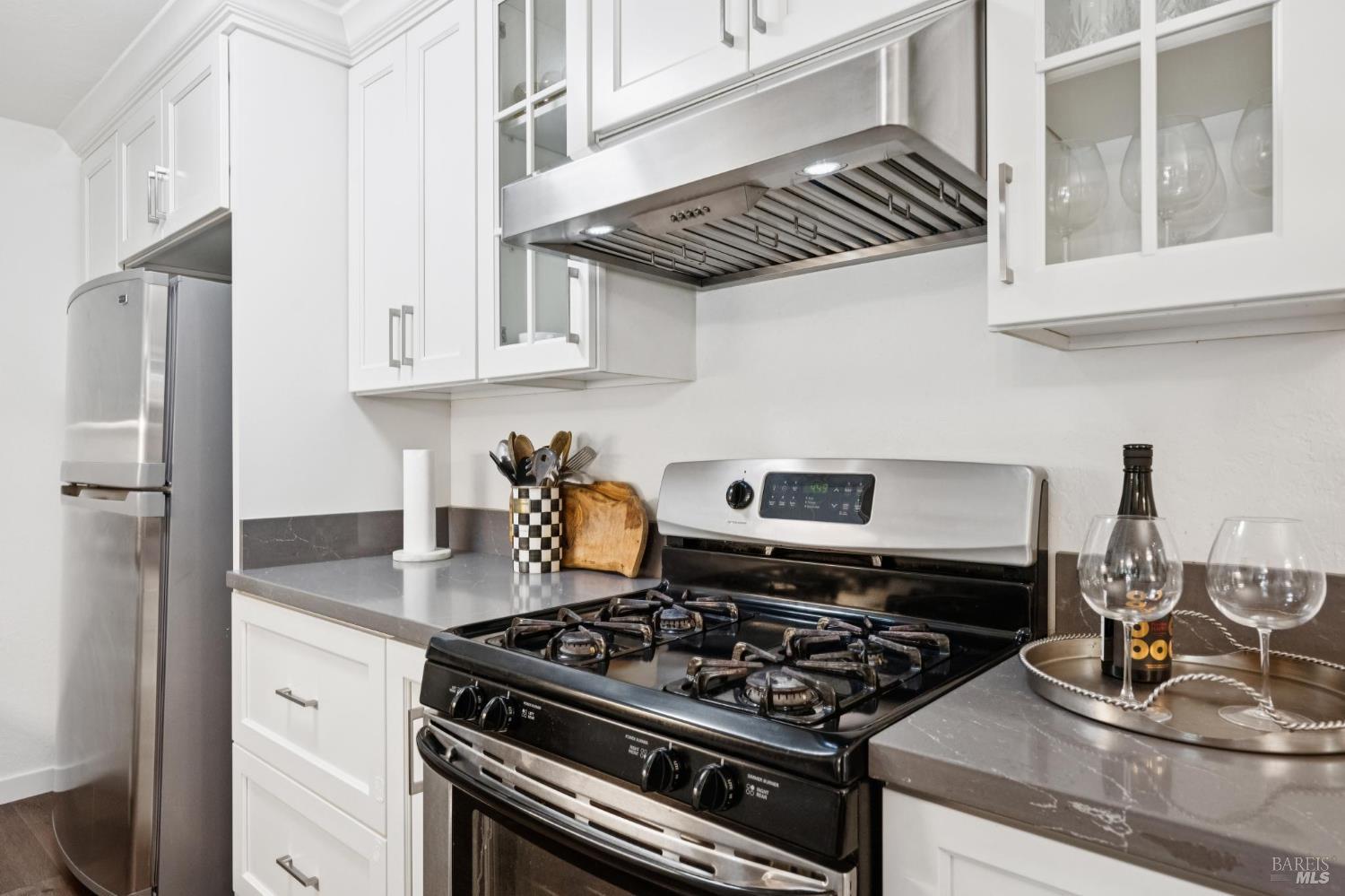 Detail Gallery Image 10 of 30 For 310 Larkspur Plaza Dr, Larkspur,  CA 94939 - 2 Beds | 1 Baths