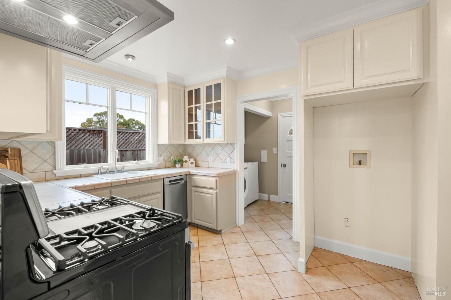 Detail Gallery Image 17 of 43 For 605 Baker St, Petaluma,  CA 94952 - 2 Beds | 1/1 Baths