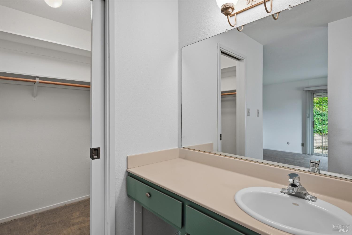 Detail Gallery Image 18 of 38 For 220 Cedar Cir, Healdsburg,  CA 95448 - 2 Beds | 2 Baths