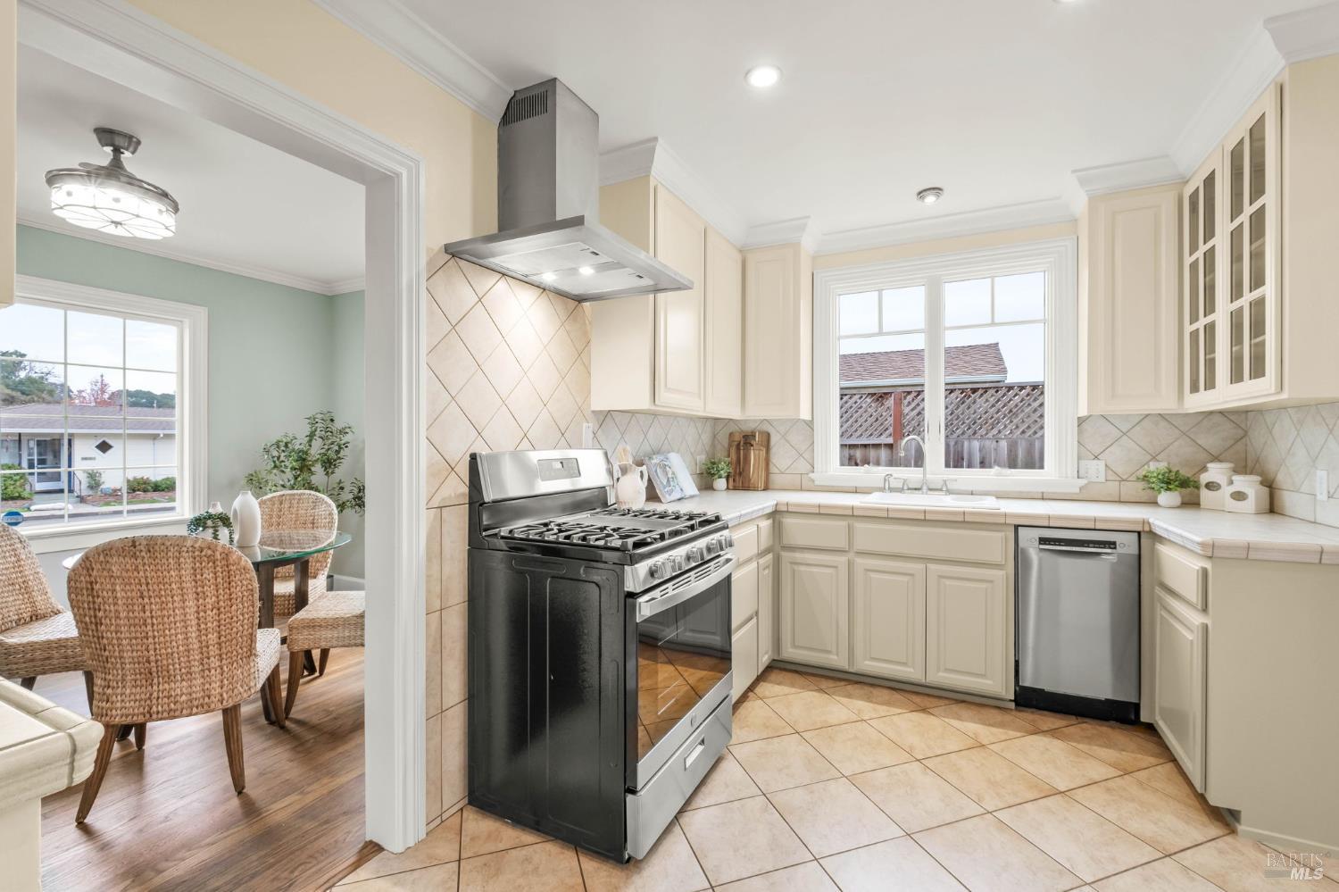 Detail Gallery Image 15 of 43 For 605 Baker St, Petaluma,  CA 94952 - 2 Beds | 1/1 Baths