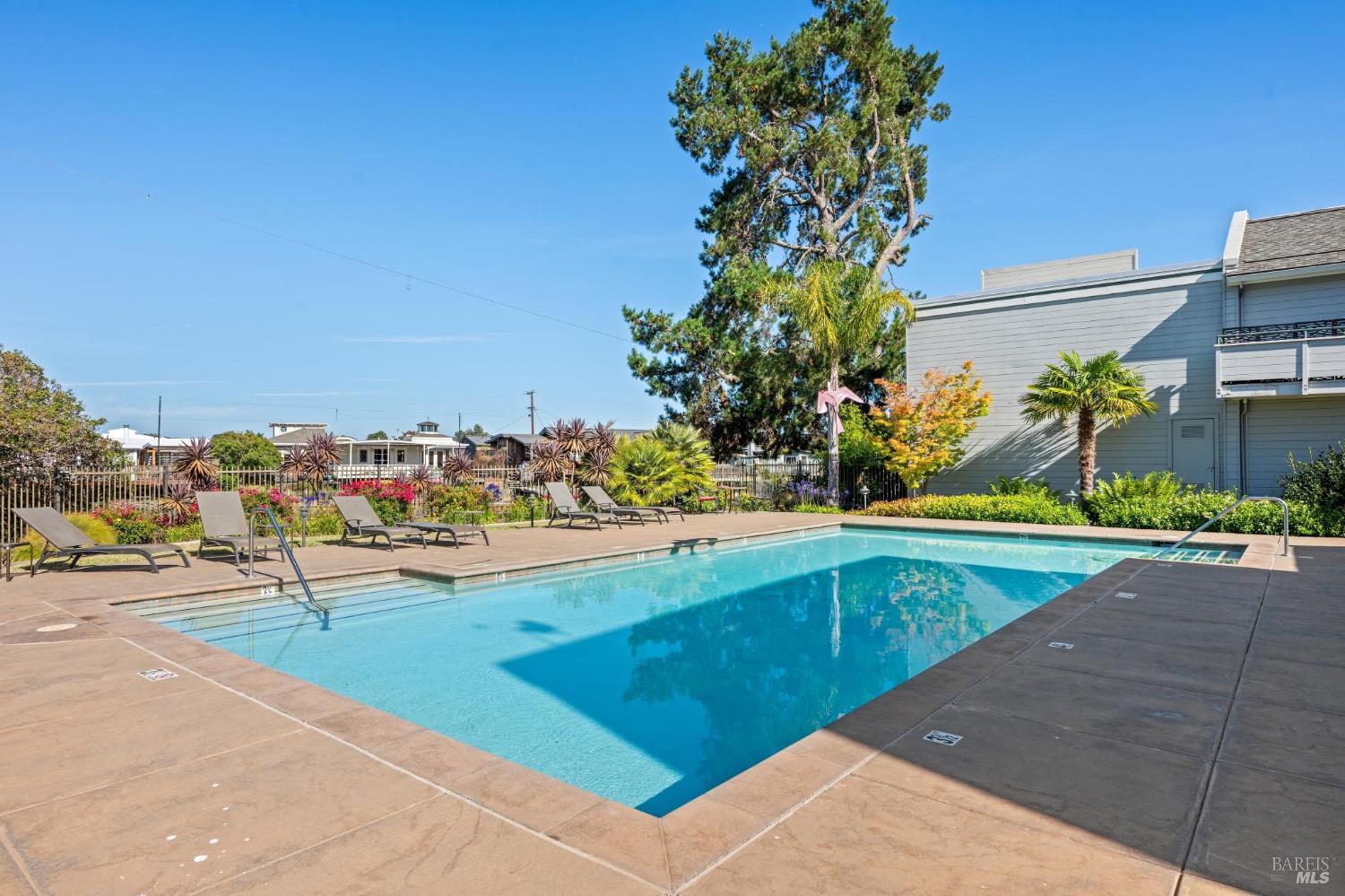 Detail Gallery Image 22 of 30 For 310 Larkspur Plaza Dr, Larkspur,  CA 94939 - 2 Beds | 1 Baths