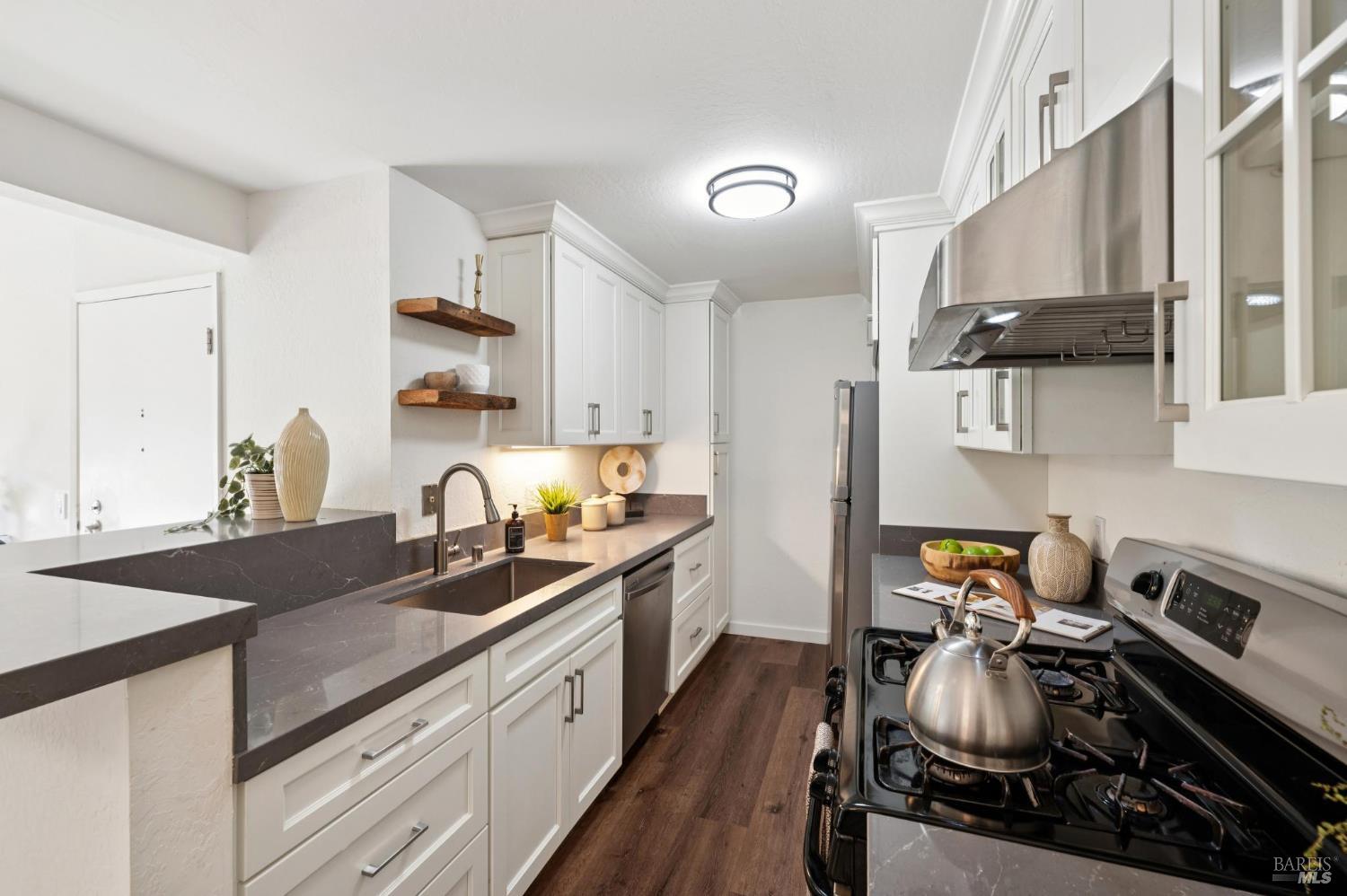 Detail Gallery Image 14 of 30 For 310 Larkspur Plaza Dr, Larkspur,  CA 94939 - 2 Beds | 1 Baths