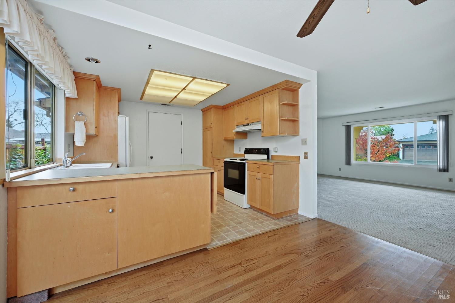 Detail Gallery Image 13 of 38 For 220 Cedar Cir, Healdsburg,  CA 95448 - 2 Beds | 2 Baths