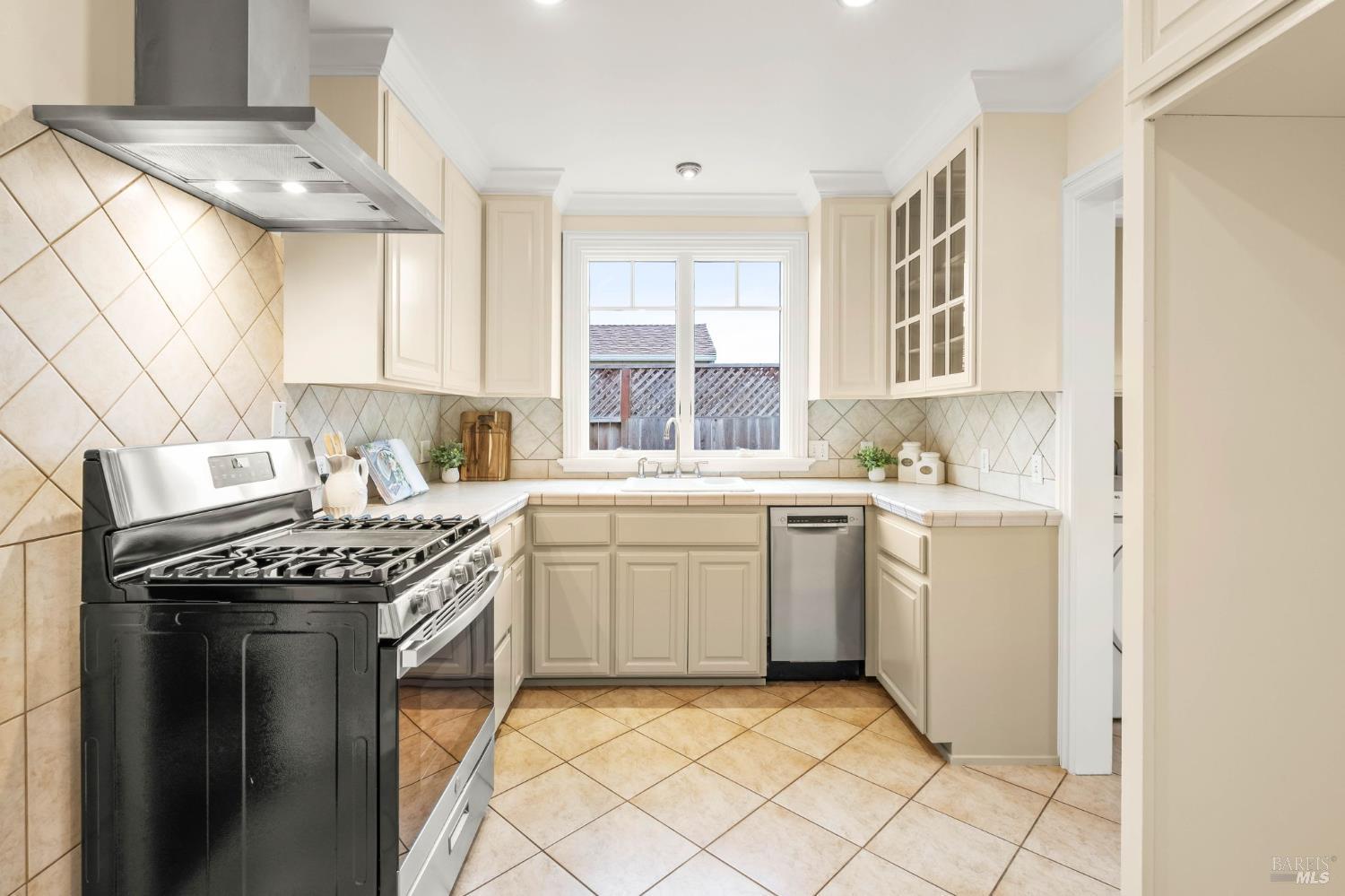 Detail Gallery Image 16 of 43 For 605 Baker St, Petaluma,  CA 94952 - 2 Beds | 1/1 Baths