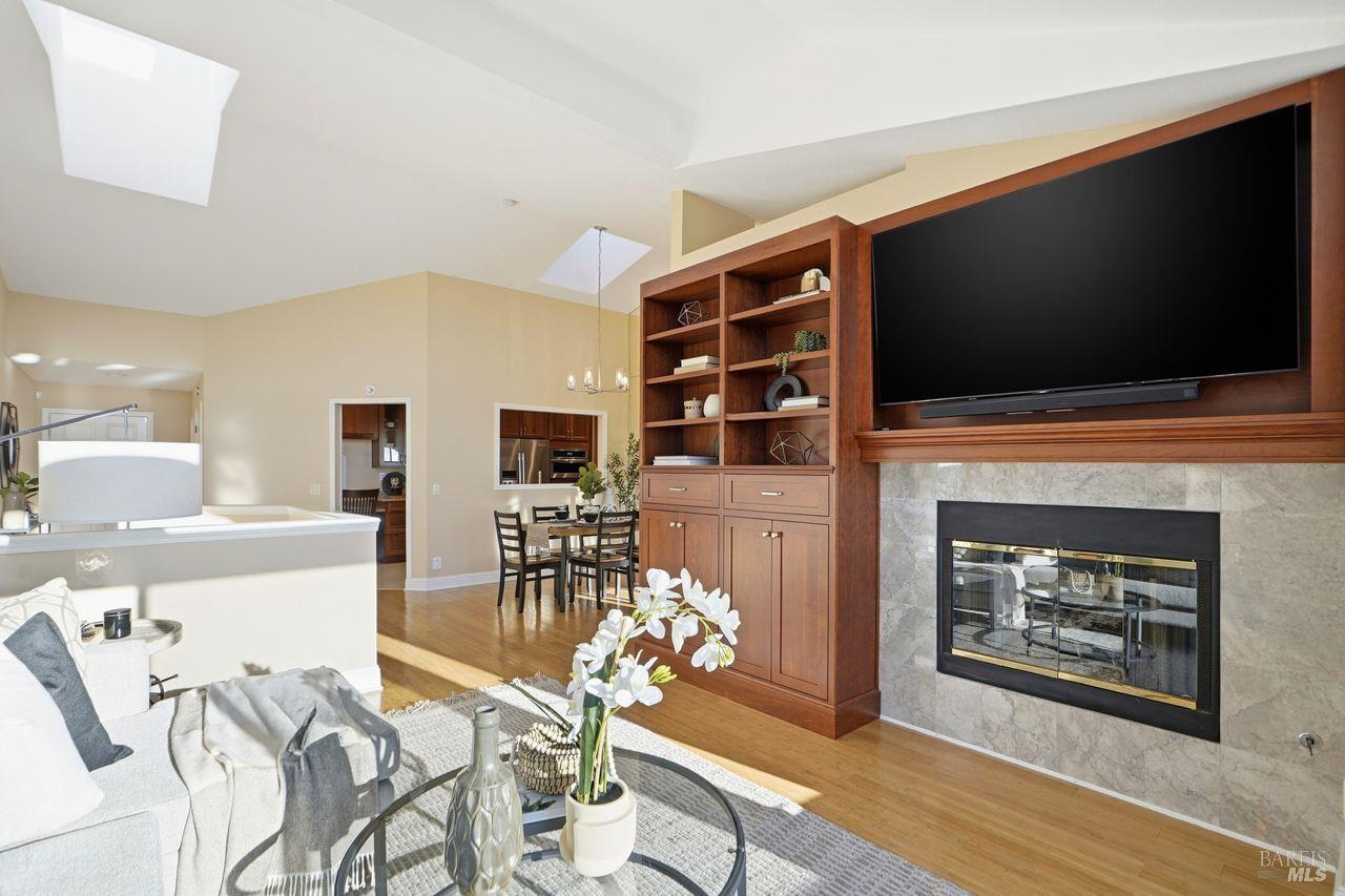 Detail Gallery Image 5 of 34 For 2125 Stonefield Ln, Santa Rosa,  CA 95403 - 2 Beds | 2/1 Baths