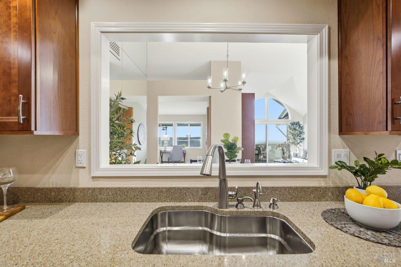 Detail Gallery Image 8 of 34 For 2125 Stonefield Ln, Santa Rosa,  CA 95403 - 2 Beds | 2/1 Baths