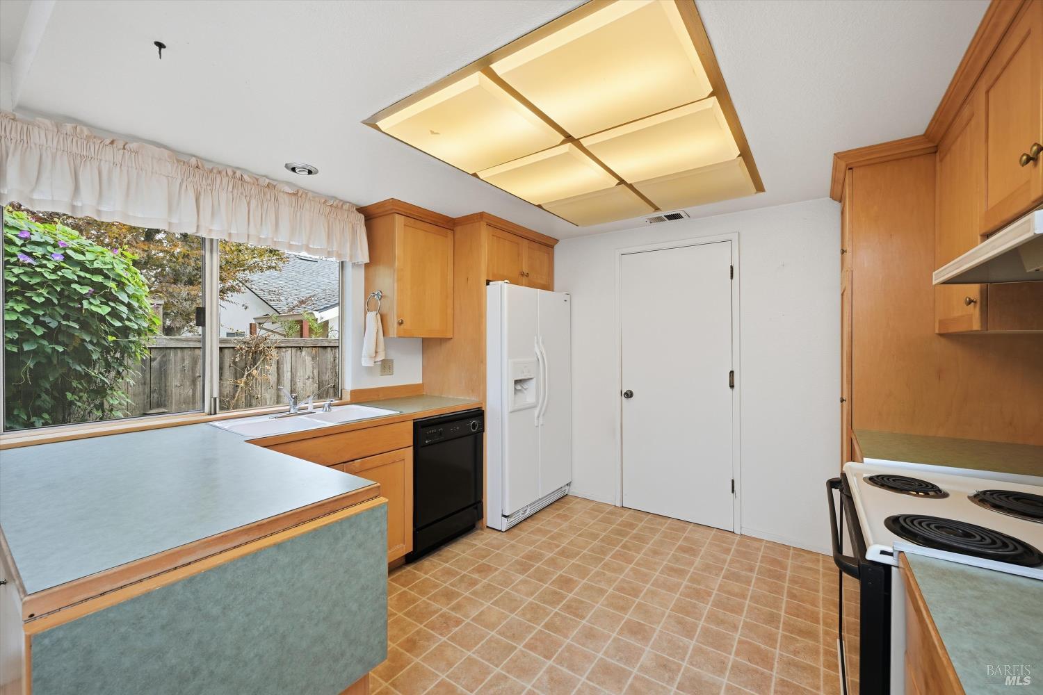 Detail Gallery Image 10 of 38 For 220 Cedar Cir, Healdsburg,  CA 95448 - 2 Beds | 2 Baths