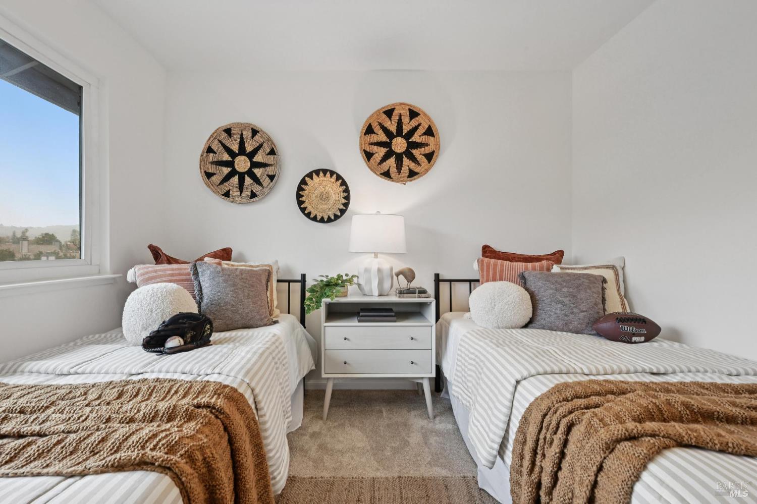 Detail Gallery Image 14 of 21 For 405 Sylvia Way, San Rafael,  CA 94903 - 3 Beds | 2/1 Baths