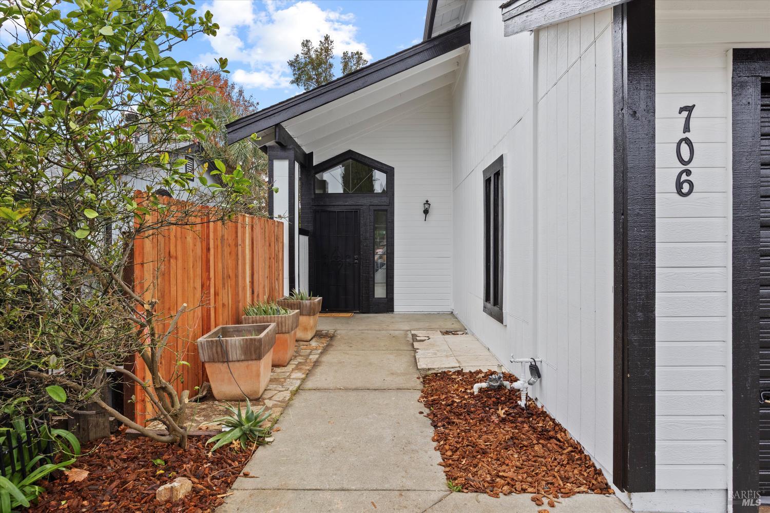 Detail Gallery Image 3 of 28 For 706 Peregrine Way, Vacaville,  CA 95687 - 3 Beds | 2/1 Baths