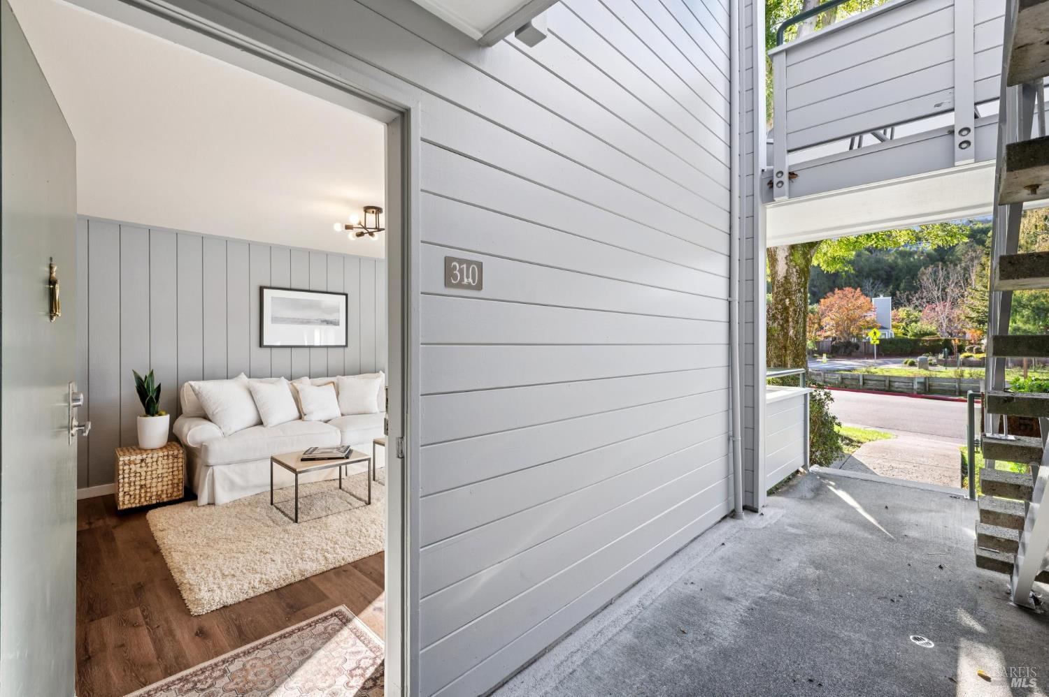 Detail Gallery Image 3 of 30 For 310 Larkspur Plaza Dr, Larkspur,  CA 94939 - 2 Beds | 1 Baths