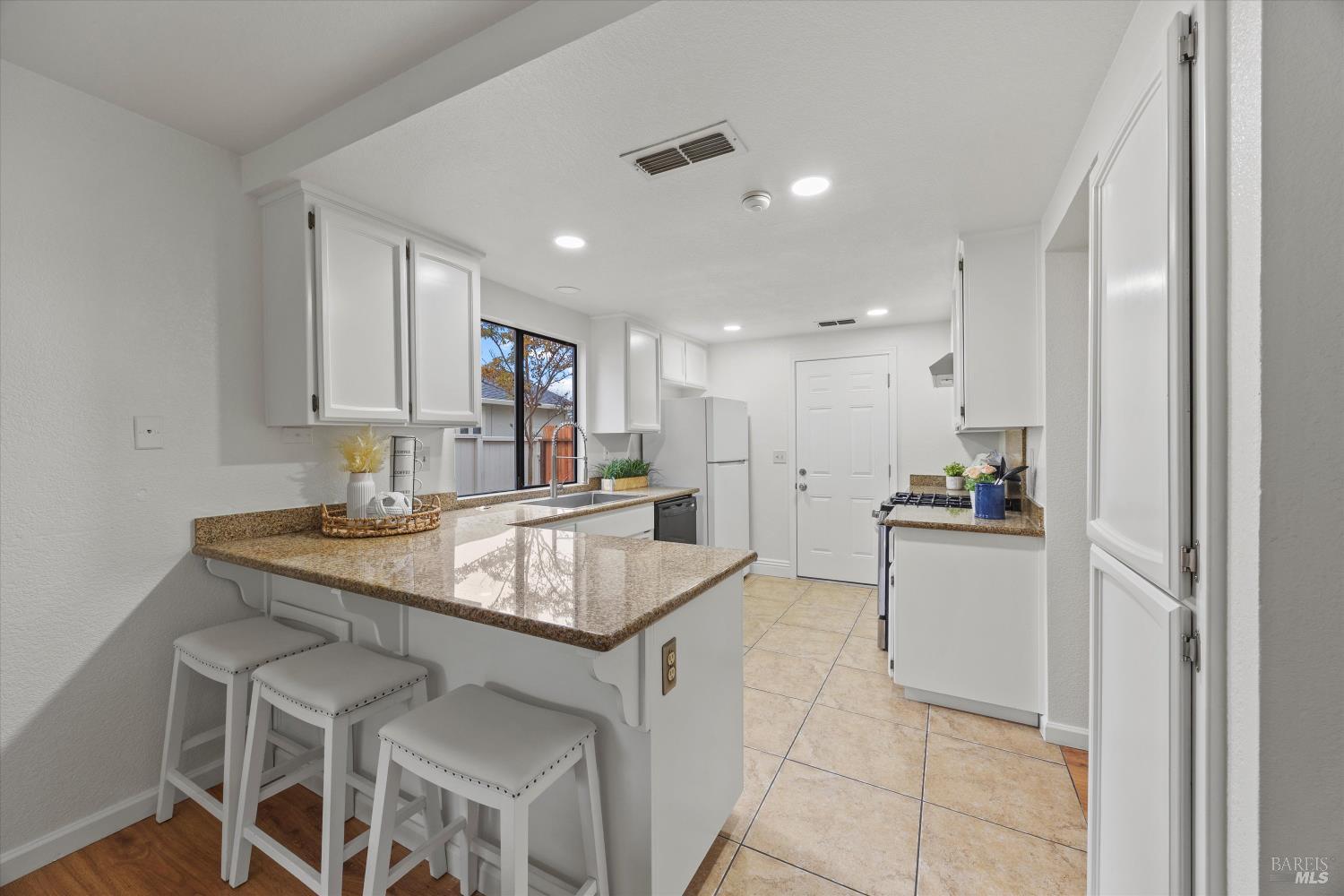 Detail Gallery Image 9 of 28 For 706 Peregrine Way, Vacaville,  CA 95687 - 3 Beds | 2/1 Baths