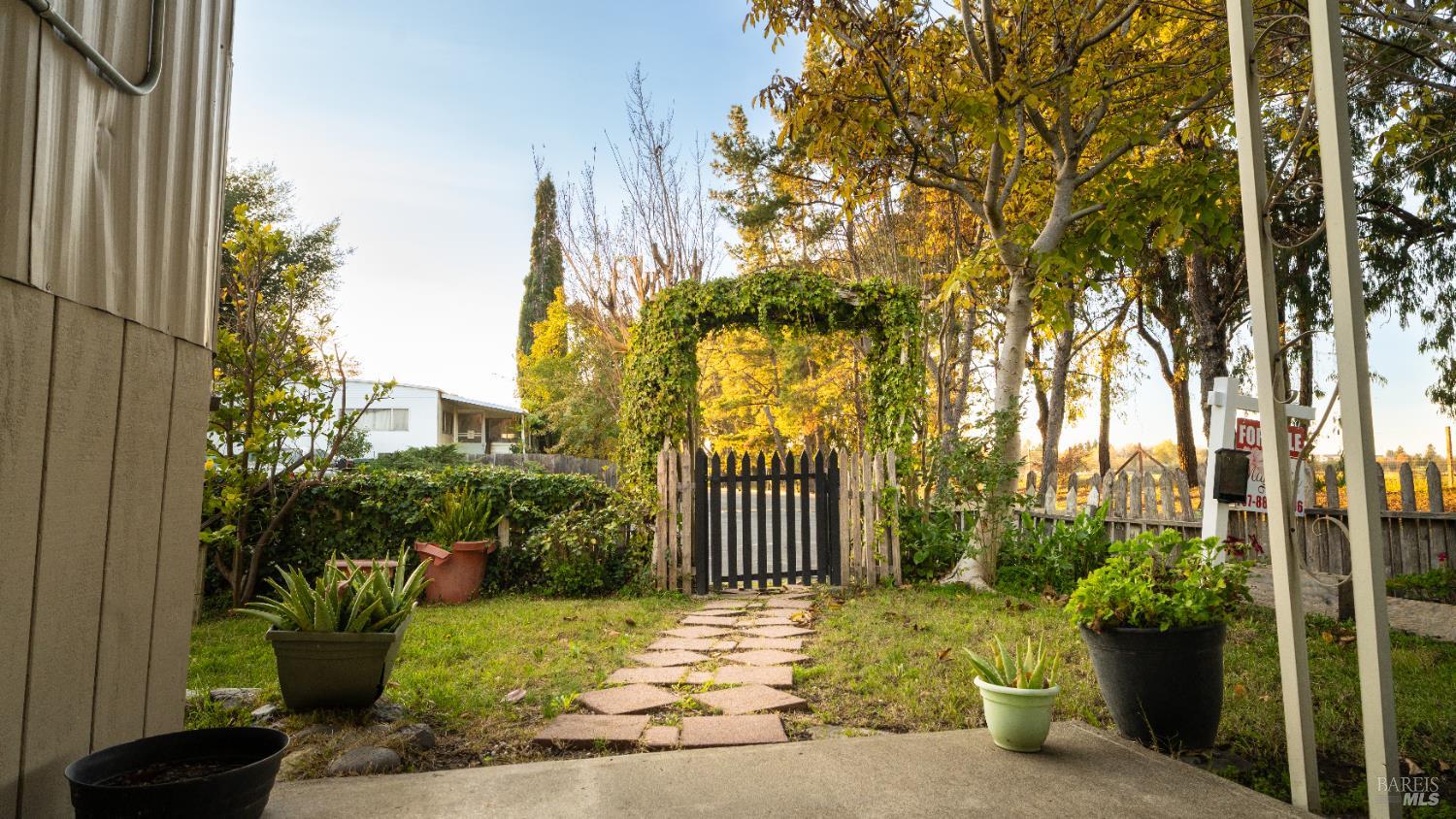 Detail Gallery Image 8 of 53 For 401 Frisbie Ave, Santa Rosa,  CA 95407 - 3 Beds | 2 Baths