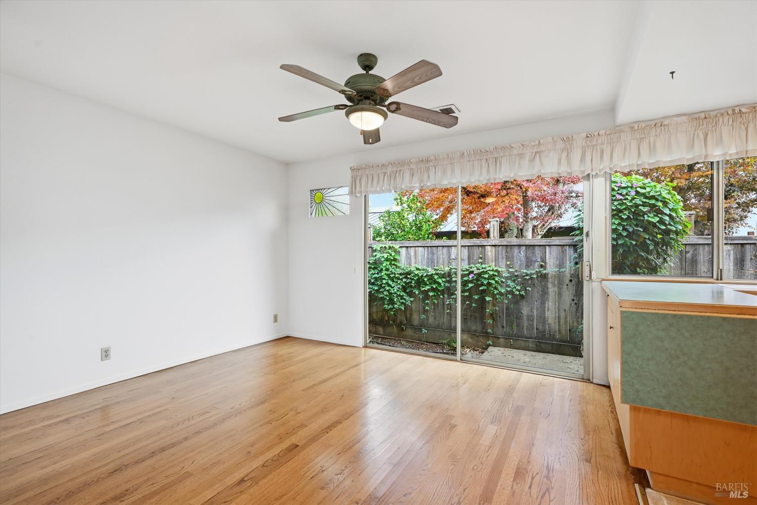 Detail Gallery Image 8 of 38 For 220 Cedar Cir, Healdsburg,  CA 95448 - 2 Beds | 2 Baths