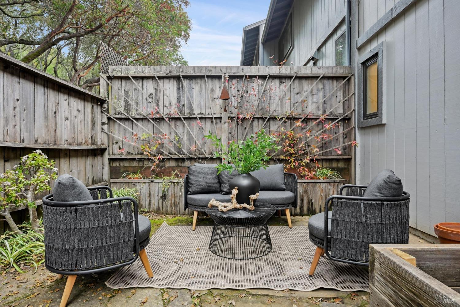 Detail Gallery Image 17 of 21 For 405 Sylvia Way, San Rafael,  CA 94903 - 3 Beds | 2/1 Baths