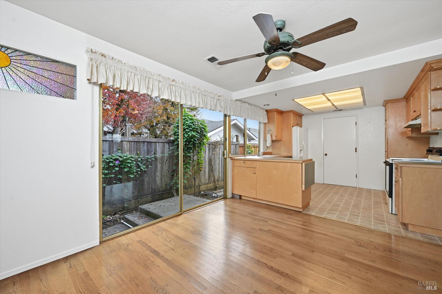 Detail Gallery Image 11 of 38 For 220 Cedar Cir, Healdsburg,  CA 95448 - 2 Beds | 2 Baths