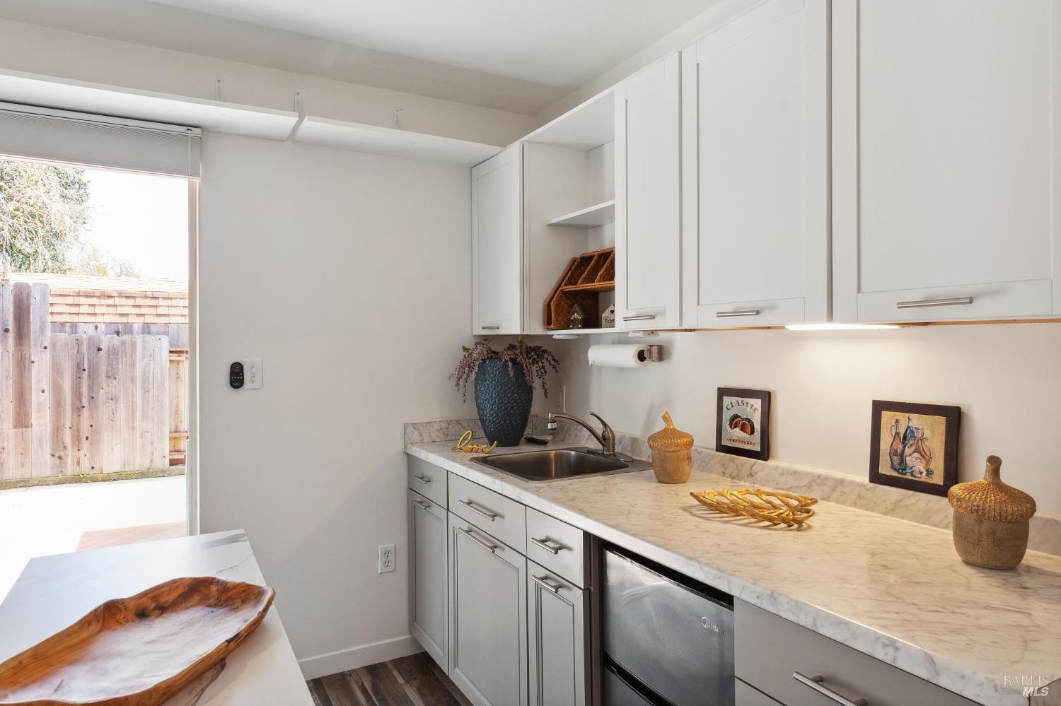 Detail Gallery Image 2 of 16 For 582 Fernando Dr a,  Novato,  CA 94945 - 0 Beds | 1 Baths