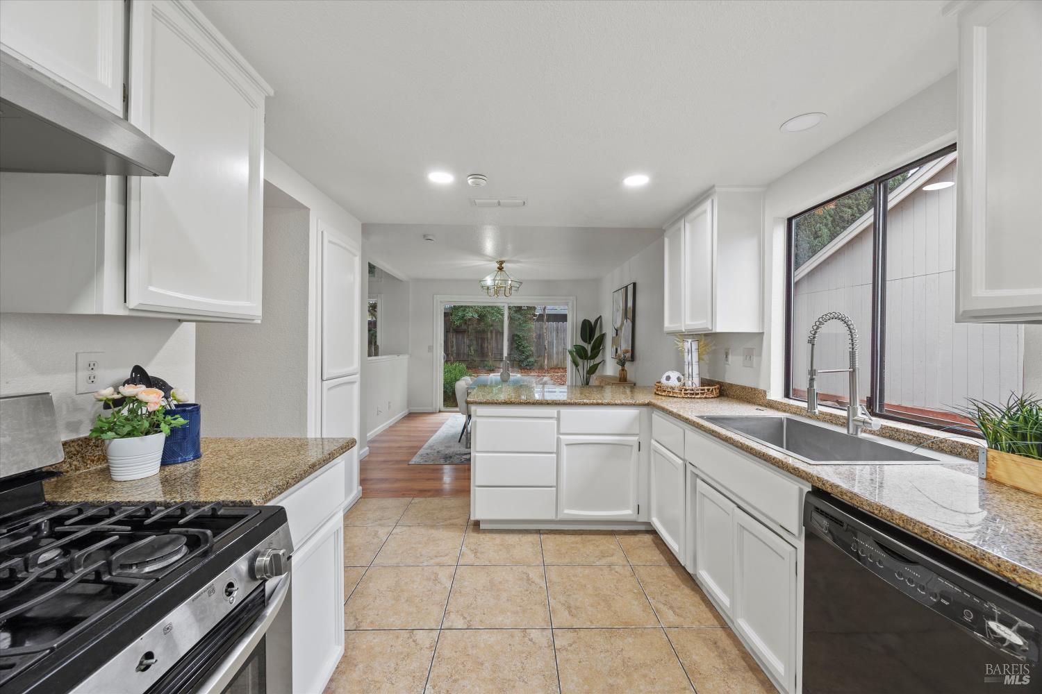 Detail Gallery Image 11 of 28 For 706 Peregrine Way, Vacaville,  CA 95687 - 3 Beds | 2/1 Baths