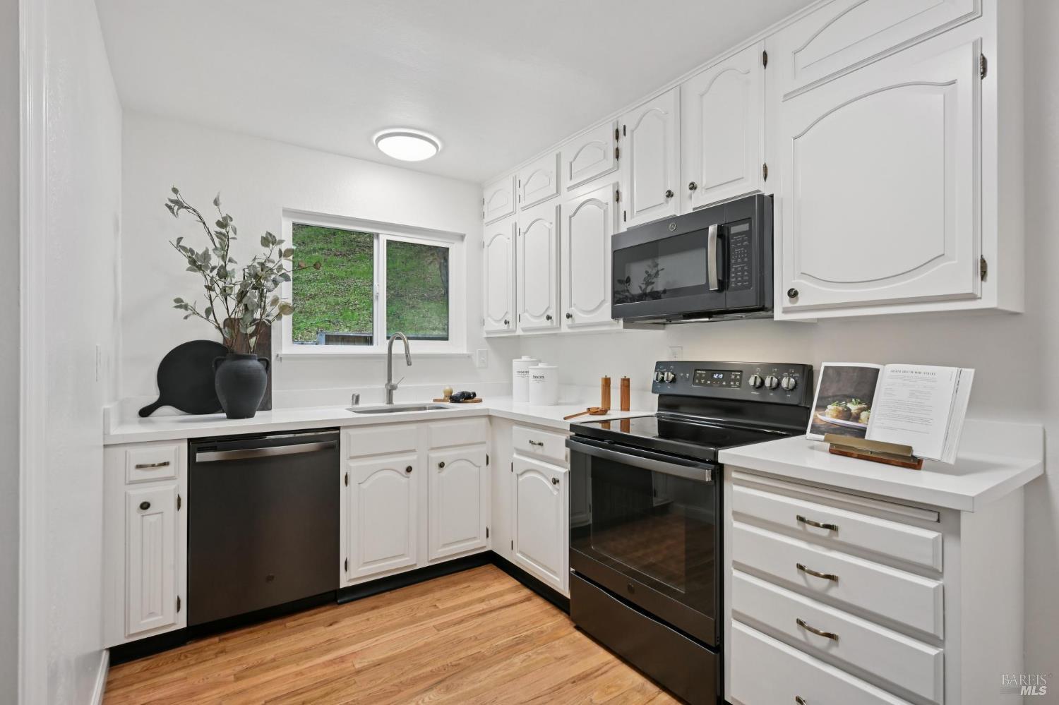 Detail Gallery Image 7 of 21 For 405 Sylvia Way, San Rafael,  CA 94903 - 3 Beds | 2/1 Baths