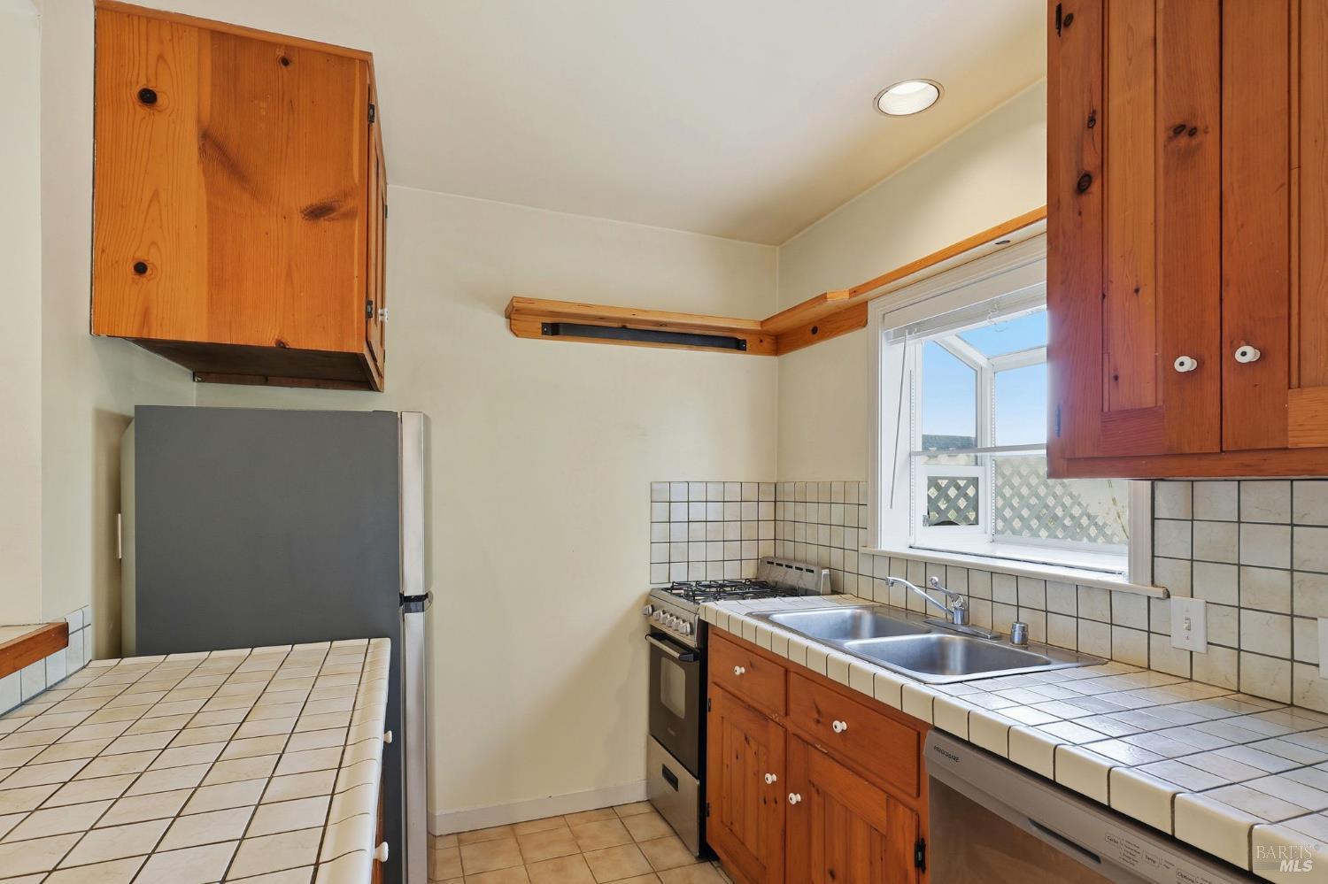 Detail Gallery Image 12 of 33 For 834 Meadowsweet Dr, Corte Madera,  CA 94925 - 3 Beds | 3 Baths