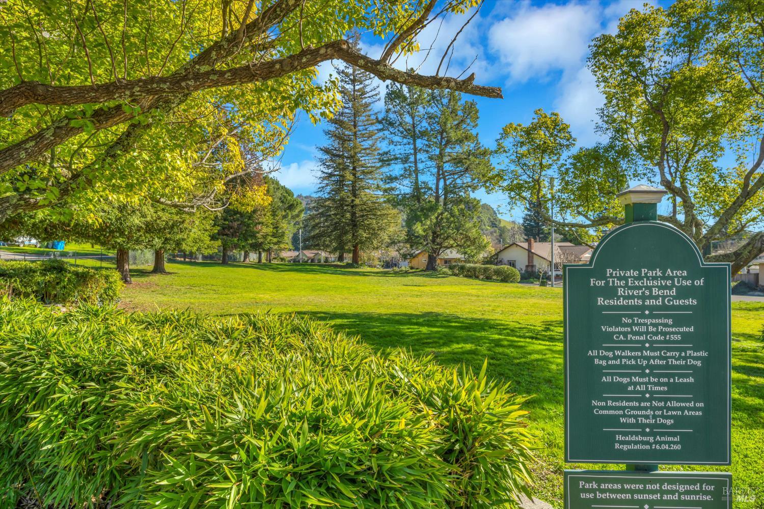 Detail Gallery Image 3 of 38 For 220 Cedar Cir, Healdsburg,  CA 95448 - 2 Beds | 2 Baths