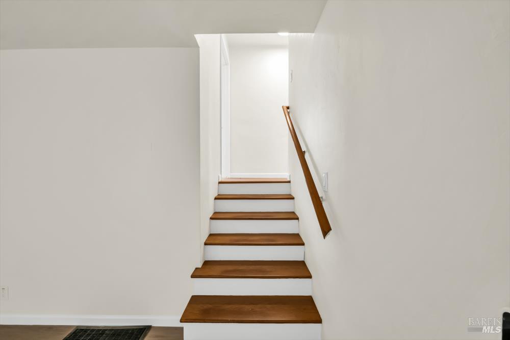 Detail Gallery Image 6 of 34 For 2525 Alameda St, Vallejo,  CA 94590 - 2 Beds | 1 Baths