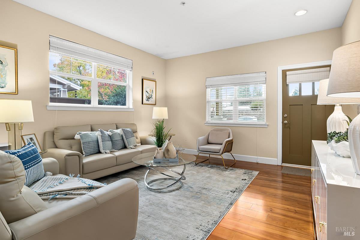 Detail Gallery Image 4 of 23 For 960 1st St, Sonoma,  CA 95476 - 3 Beds | 2/1 Baths