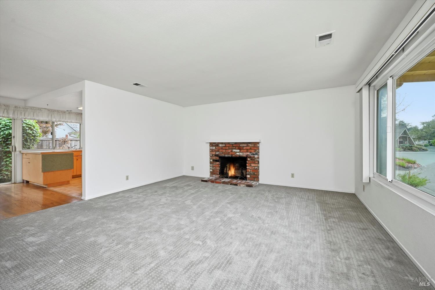 Detail Gallery Image 7 of 38 For 220 Cedar Cir, Healdsburg,  CA 95448 - 2 Beds | 2 Baths