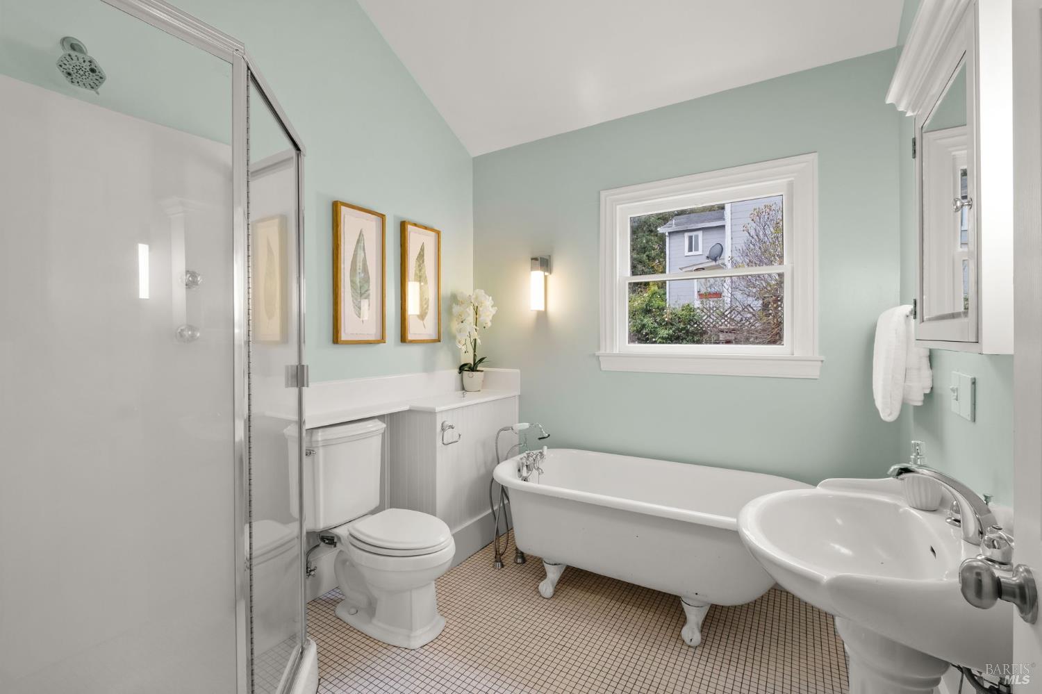 Detail Gallery Image 3 of 43 For 605 Baker St, Petaluma,  CA 94952 - 2 Beds | 1/1 Baths