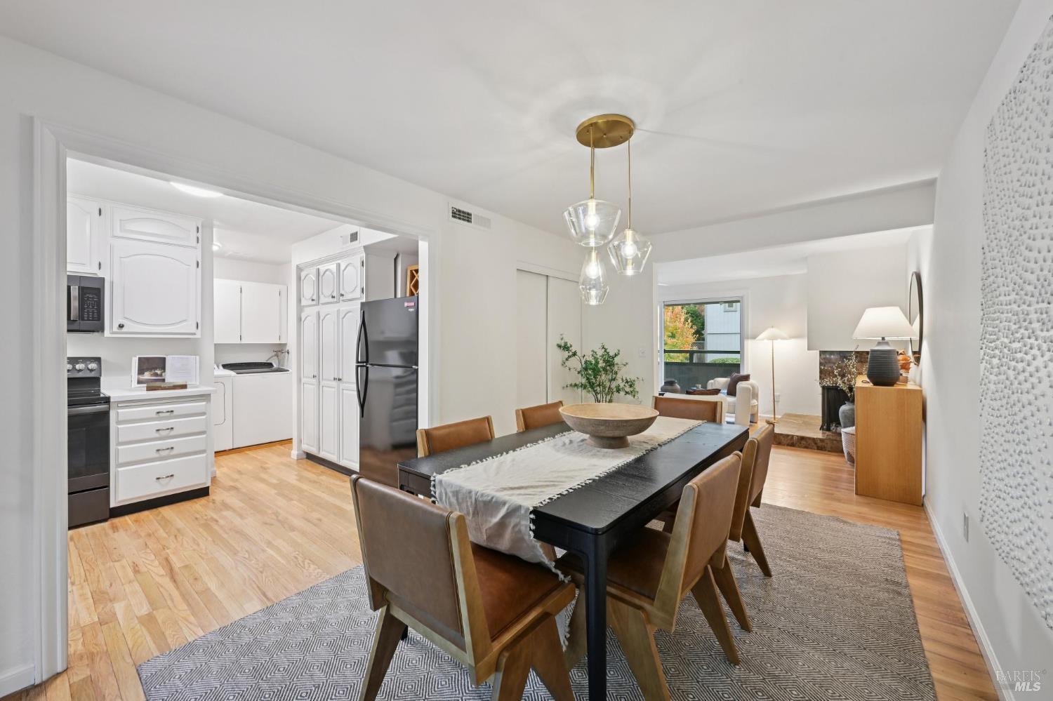 Detail Gallery Image 6 of 21 For 405 Sylvia Way, San Rafael,  CA 94903 - 3 Beds | 2/1 Baths