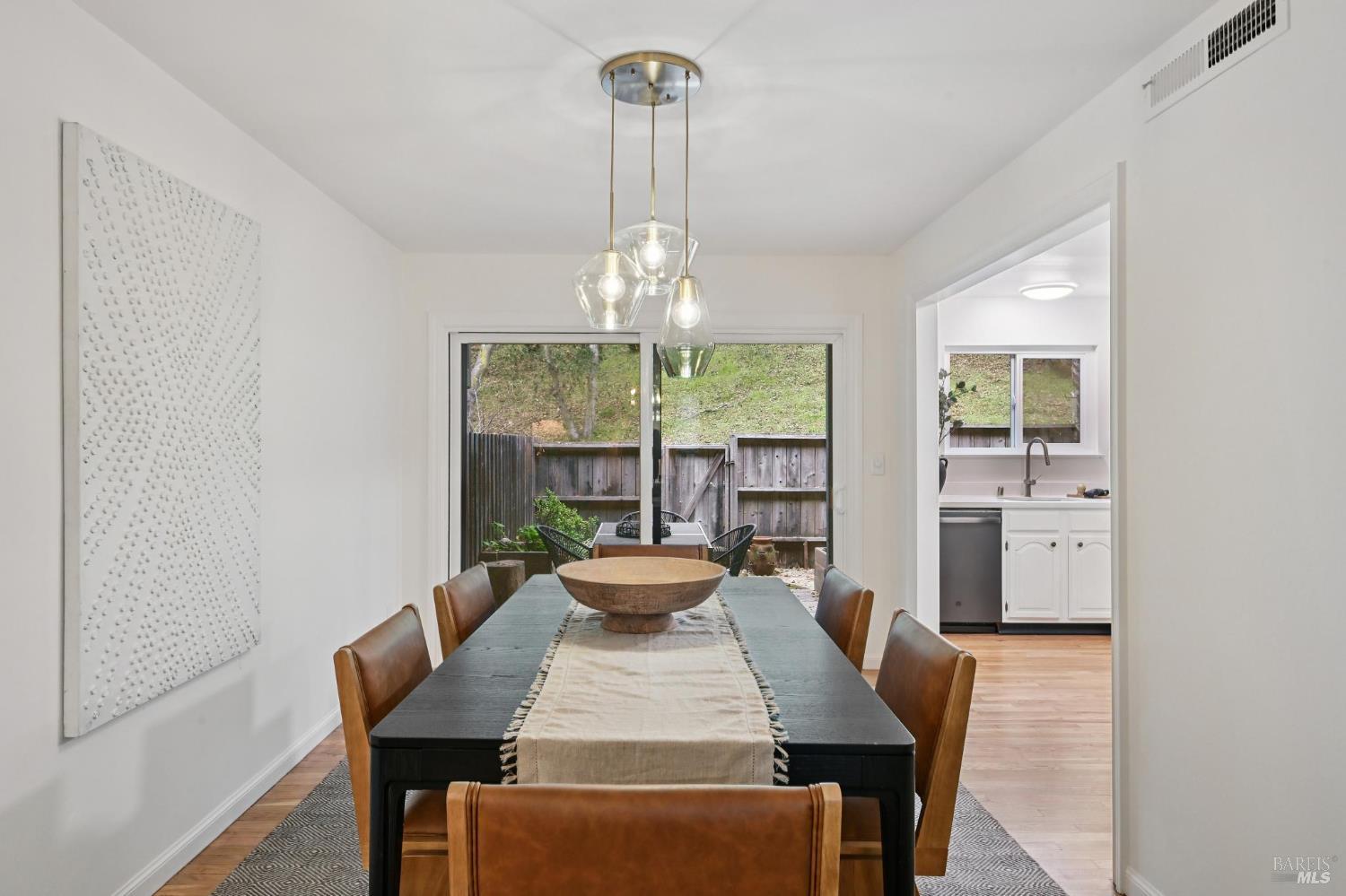 Detail Gallery Image 5 of 21 For 405 Sylvia Way, San Rafael,  CA 94903 - 3 Beds | 2/1 Baths