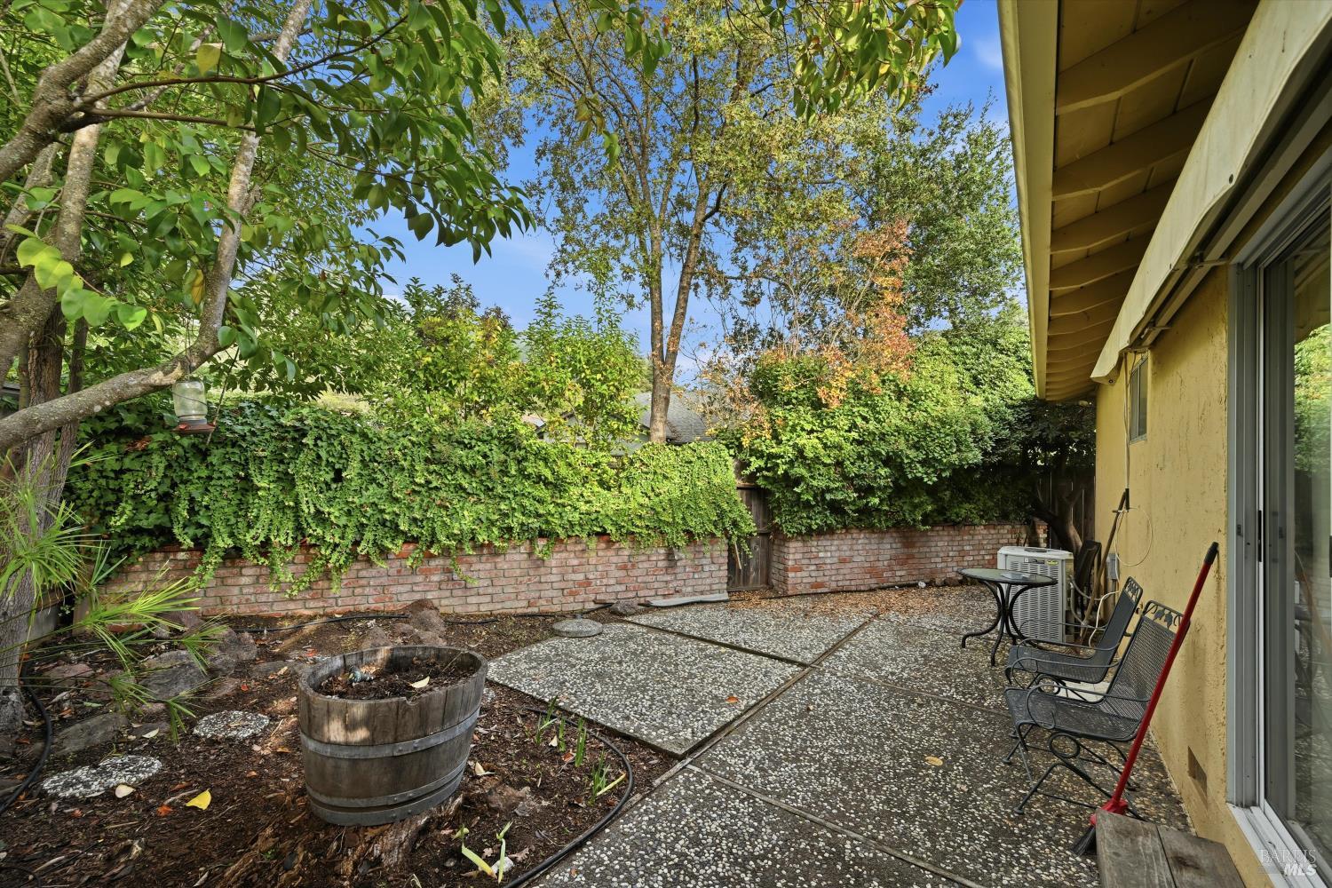 Detail Gallery Image 29 of 38 For 220 Cedar Cir, Healdsburg,  CA 95448 - 2 Beds | 2 Baths