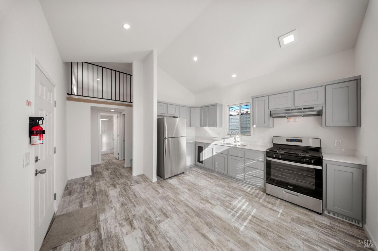 Detail Gallery Image 4 of 15 For 742 Francisco Blvd B22, San Rafael,  CA 94901 - 1 Beds | 1 Baths