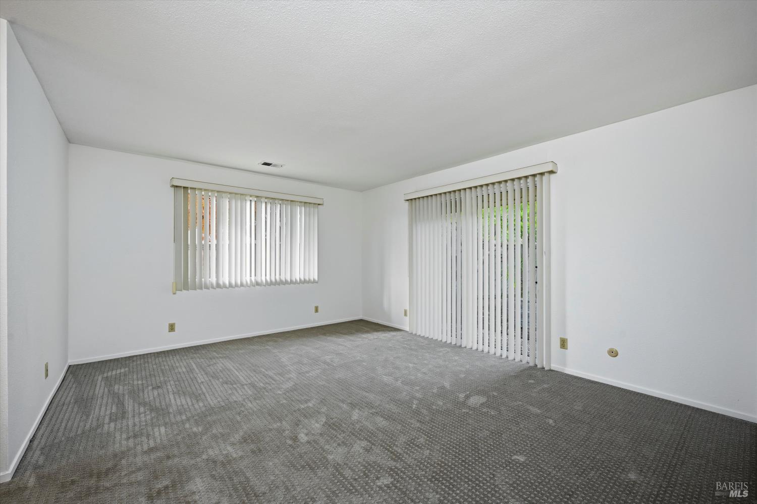 Detail Gallery Image 14 of 38 For 220 Cedar Cir, Healdsburg,  CA 95448 - 2 Beds | 2 Baths